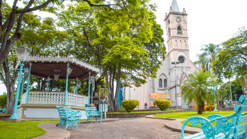 FEIRA NOTURNA DE JAGUARIÚNA TEM EDIÇÕES DE NATAL NA PRAÇA UMBELINA BUENO