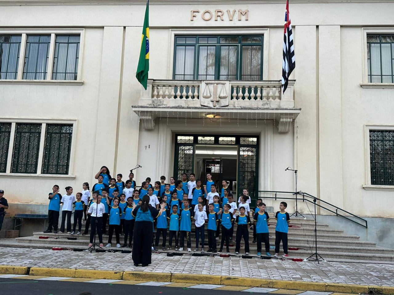 Na tarde de 28 de novembro, as crianças da Escola de Educação Infantil Educandário Nossa Senhora Aparecida encantaram o público ao participarem da tradicional Cantata de Natal, promovida pelo Poder Judiciário em parceria com a Prefeitura de Serra Negra.