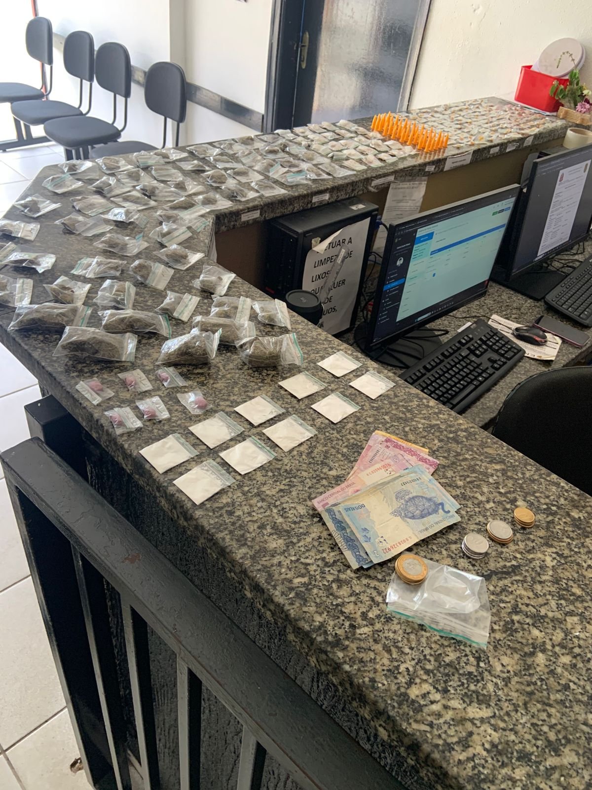 🚓 GCM DE JAGUARIÚNA PRENDE INDIVÍDUO POR TRÁFICO DE DROGAS NO CONDOMÍNIO JAGUARIÚNA I