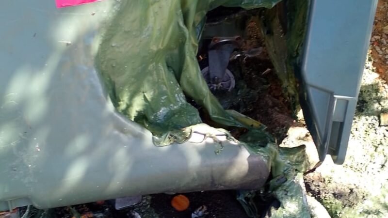 CAÇAMBA DE LIXO GERA RISCO DE INCÊNDIO, MAU CHEIRO E REVOLTA MORADORES EM JAGUARIÚNA