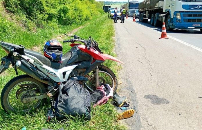 Motociclista é socorrido em estado grave após colisão com caminhão na SP-340
