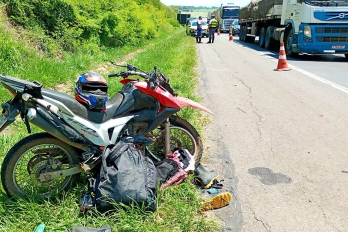 Motociclista é socorrido em estado grave após colisão com caminhão na SP-340