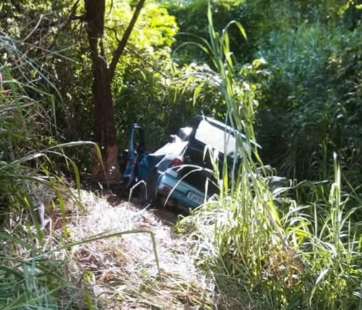 VEÍCULO SAI DA PISTA, CAI EM RIBANCEIRA E DEIXA DOIS FERIDOS NA SP-340, EM MOGI GUAÇU-SP