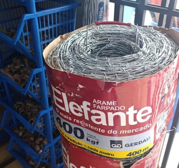 Chegou o arame farpado em nossa loja!Qualidade garantida, alta resistência e preço que cabe no seu bolso. Ideal para cercas rurais e proteção com durabilidade.Passe na loja LV e confira -bom preço e qualidade que vc procura!