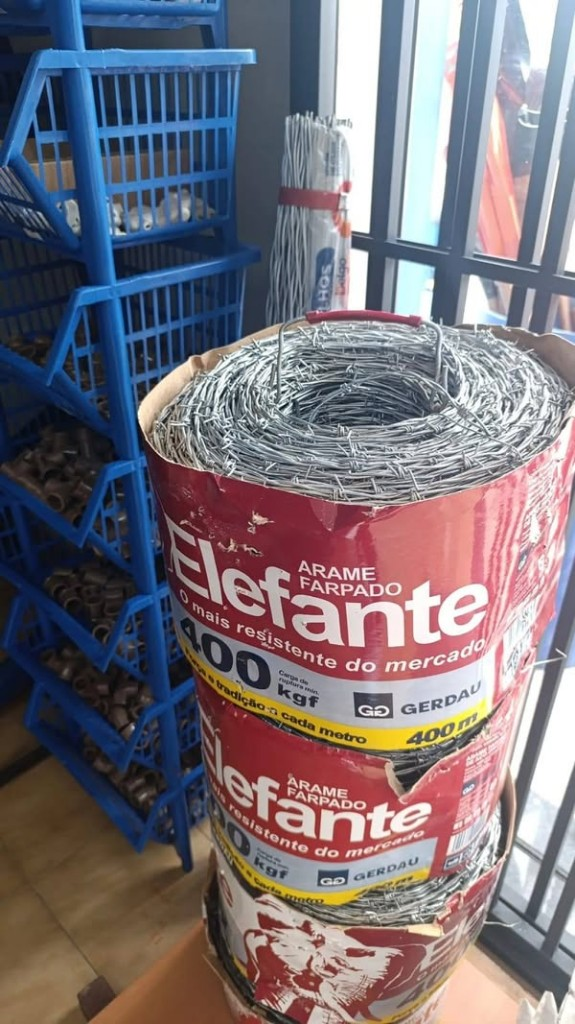 Chegou o arame farpado em nossa loja!Qualidade garantida, alta resistência e preço que cabe no seu bolso. Ideal para cercas rurais e proteção com durabilidade.Passe na loja LV e confira -bom preço e qualidade que vc procura!