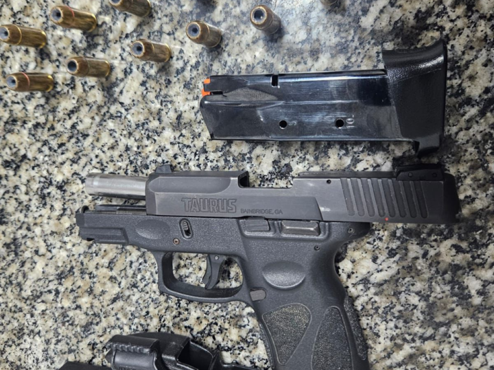 Homem é preso por porte ilegal de arma de fogo após ocorrência de violência doméstica em Jaguariúna.