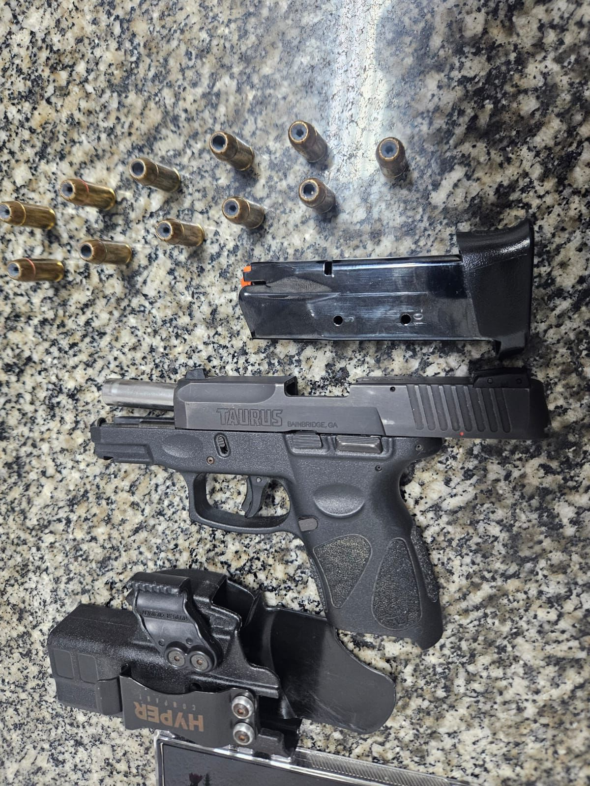 Homem é preso por porte ilegal de arma de fogo após ocorrência de violência doméstica em Jaguariúna.