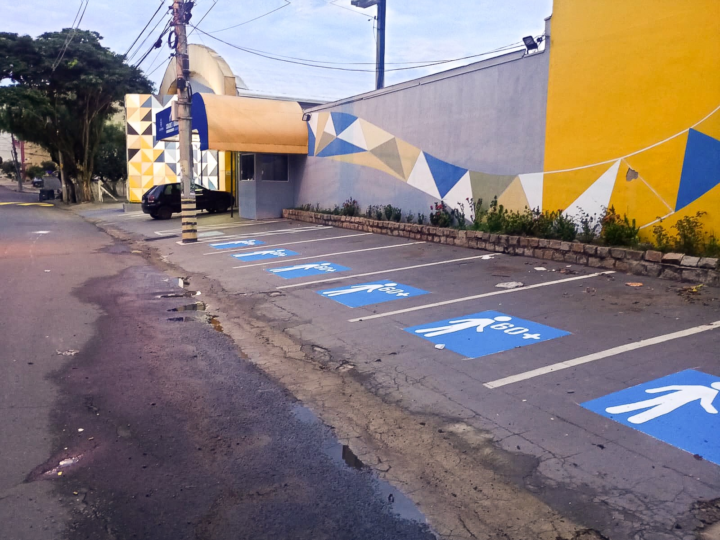 MOBILIDADE URBANA REALIZA PINTURA DE SINALIZAÇÃO DE SOLO EM FRENTE À CIDADE DA SAÚDE