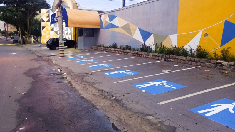 MOBILIDADE URBANA REALIZA PINTURA DE SINALIZAÇÃO DE SOLO EM FRENTE À CIDADE DA SAÚDE