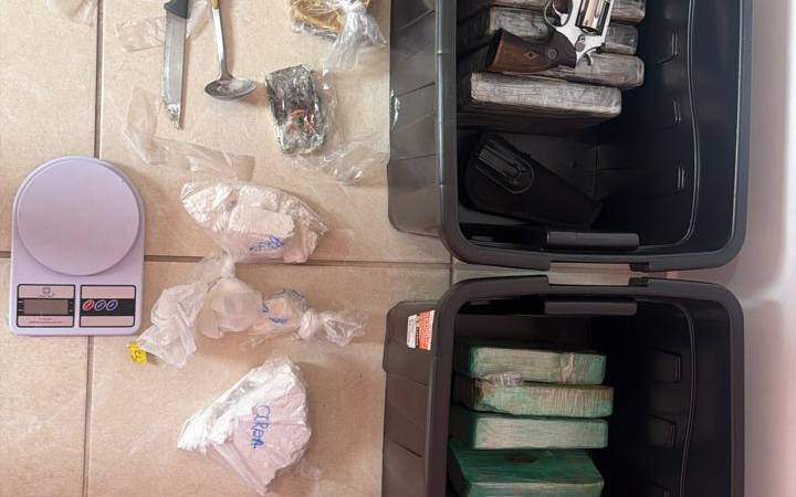 POLÍCIA CIVIL APREENDE CERCA DE 18 QUILOS DE DROGAS E PRENDE MULHER EM FLAGRANTE EM MOGI GUAÇU