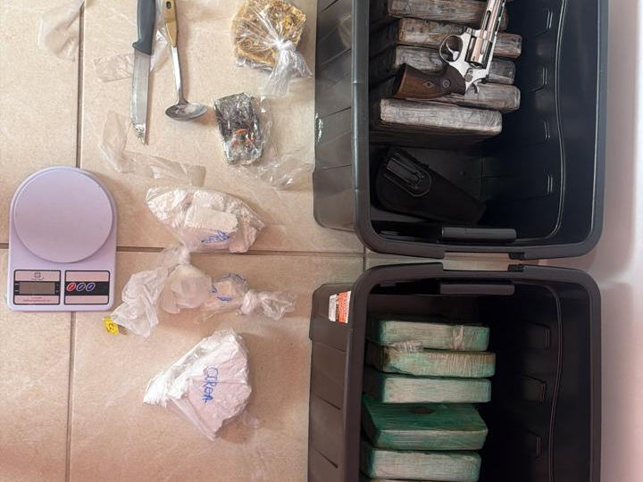 POLÍCIA CIVIL APREENDE CERCA DE 18 QUILOS DE DROGAS E PRENDE MULHER EM FLAGRANTE EM MOGI GUAÇU