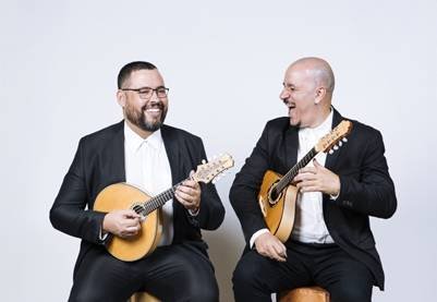 Teatro Municipal de Morungaba recebe show doBanduo lançando Dobras, concebido para dois bandolins