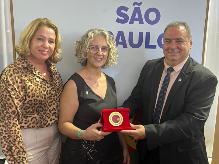 Santo Antônio de Posse: Prefeito recebe prêmio de Educação em Brasília