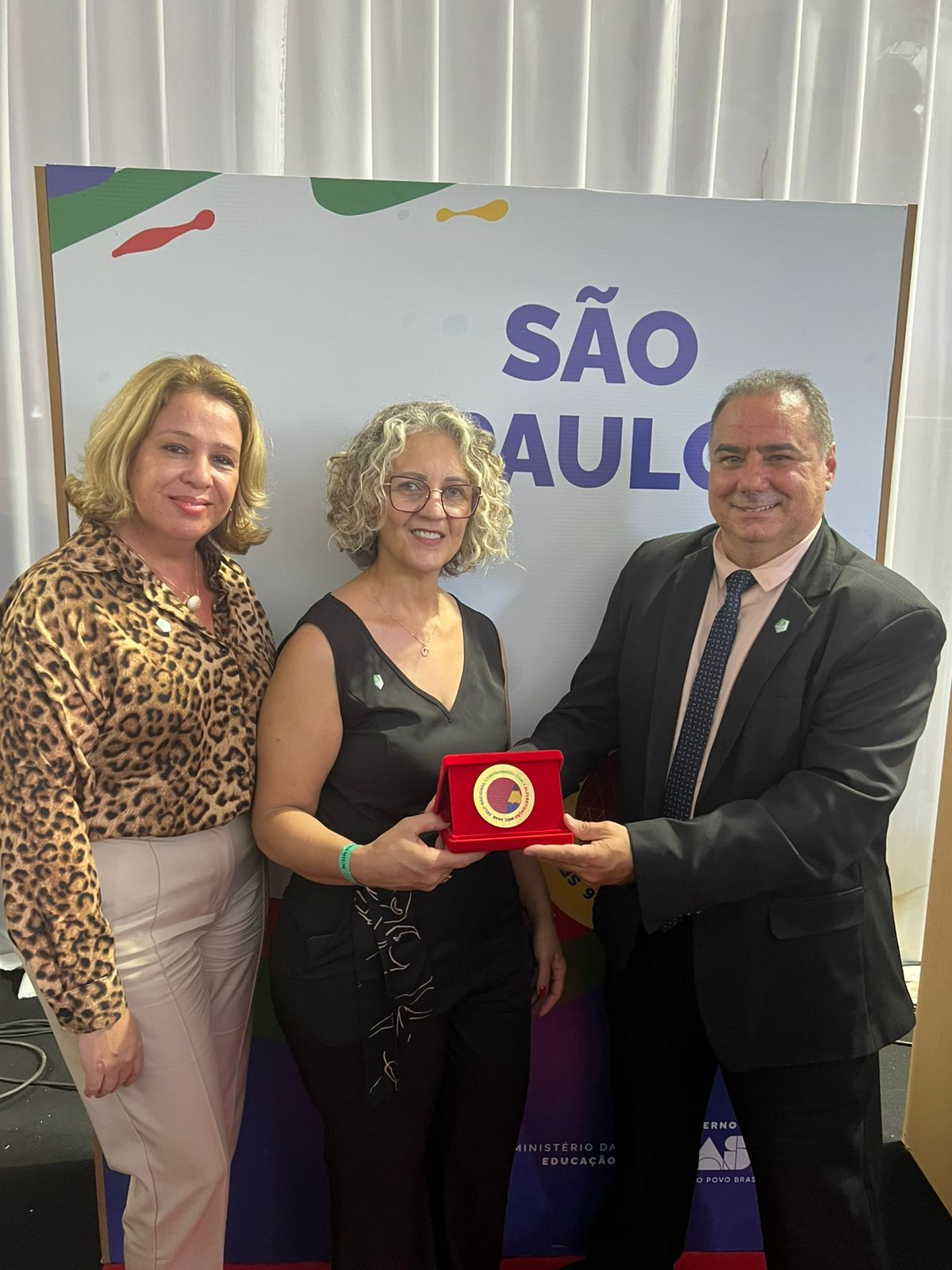 Santo Antônio de Posse: Prefeito recebe prêmio de Educação em Brasília