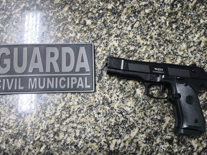 MENOR É APREENDIDO APÓS AMEAÇAR OUTRO ADOLESCENTE COM RÉPLICA DE ARMA EM SANTO ANTÔNIO DE POSSE