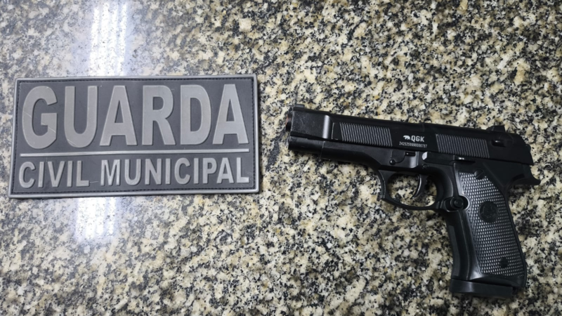MENOR É APREENDIDO APÓS AMEAÇAR OUTRO ADOLESCENTE COM RÉPLICA DE ARMA EM SANTO ANTÔNIO DE POSSE