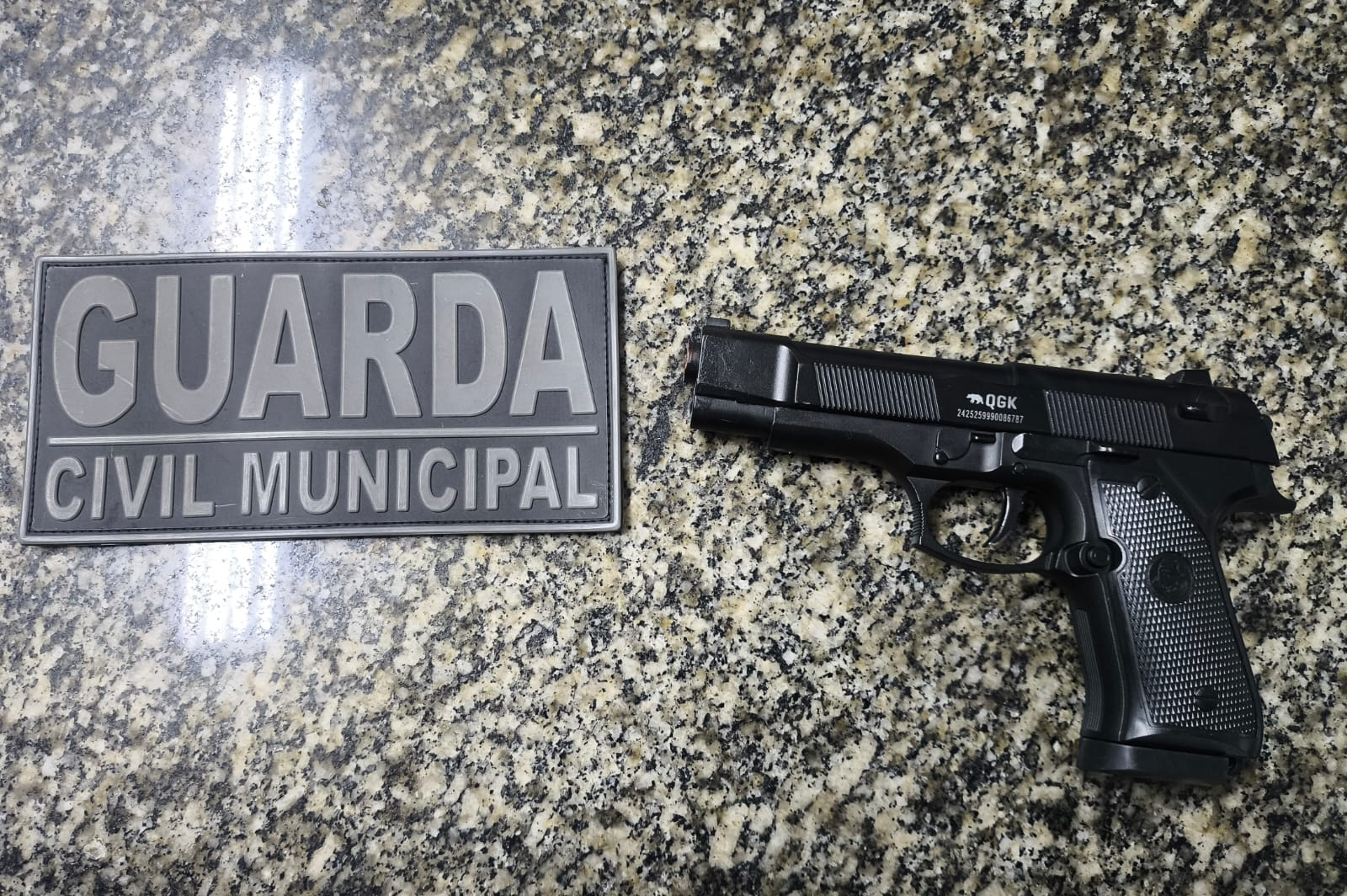 MENOR É APREENDIDO APÓS AMEAÇAR OUTRO ADOLESCENTE COM RÉPLICA DE ARMA EM SANTO ANTÔNIO DE POSSE