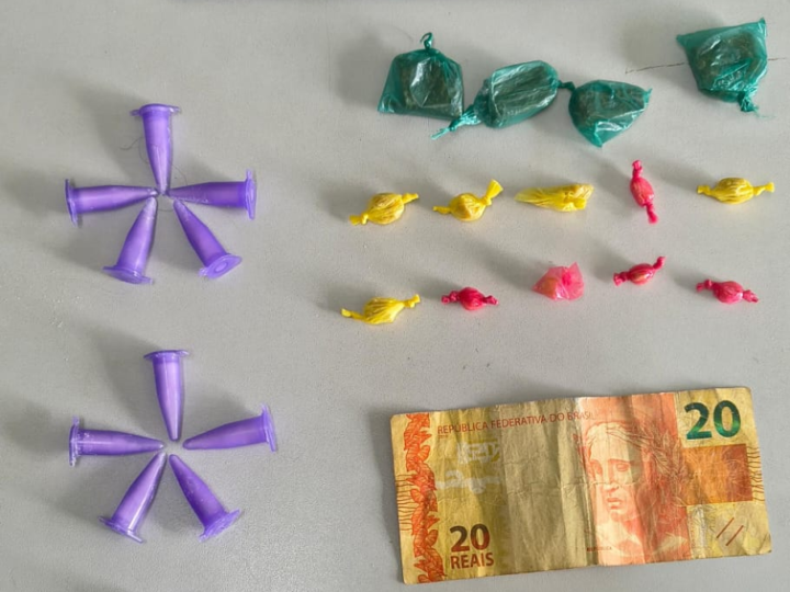 MULHER É PRESA POR TRÁFICO DE DROGAS EM FLAGRANTE PELA GCM EM SANTO ANTÔNIO DE POSSE
