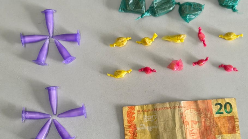 MULHER É PRESA POR TRÁFICO DE DROGAS EM FLAGRANTE PELA GCM EM SANTO ANTÔNIO DE POSSE