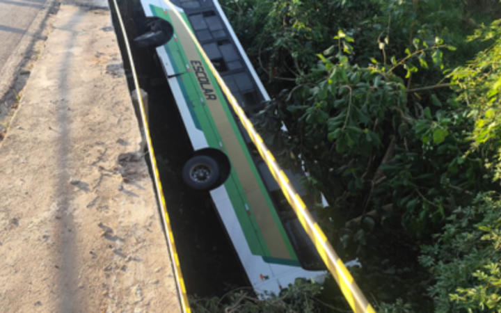 ÔNIBUS CAI DE VIADUTO NA MG-290 E MOBILIZA RESGATE EM OURO FINO