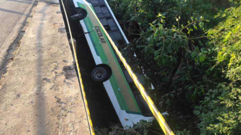 ÔNIBUS CAI DE VIADUTO NA MG-290 E MOBILIZA RESGATE EM OURO FINO
