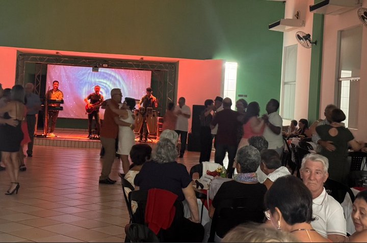 Santo Antônio de Posse: Centro Múltiplo do Idoso recebe mais de 200 pessoas em noite especial de integração e lazer