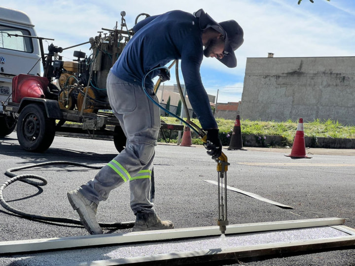 Santo Antônio de Posse: Após recapeamento, Prefeitura conclui sinalização viária nos bairros Pedra Branca e Maria Helena