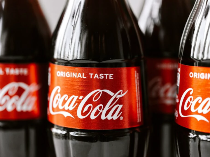 COCA-COLA REDUZ TAMANHO DAS EMBALAGENS PARA ENFRENTAR A INFLAÇÃO Estratégia busca manter consumo com preços mais acessíveis.