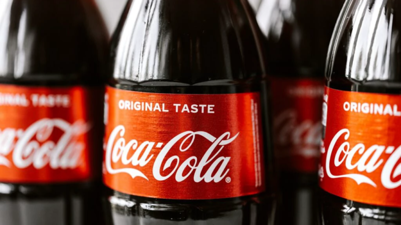 COCA-COLA REDUZ TAMANHO DAS EMBALAGENS PARA ENFRENTAR A INFLAÇÃO Estratégia busca manter consumo com preços mais acessíveis.