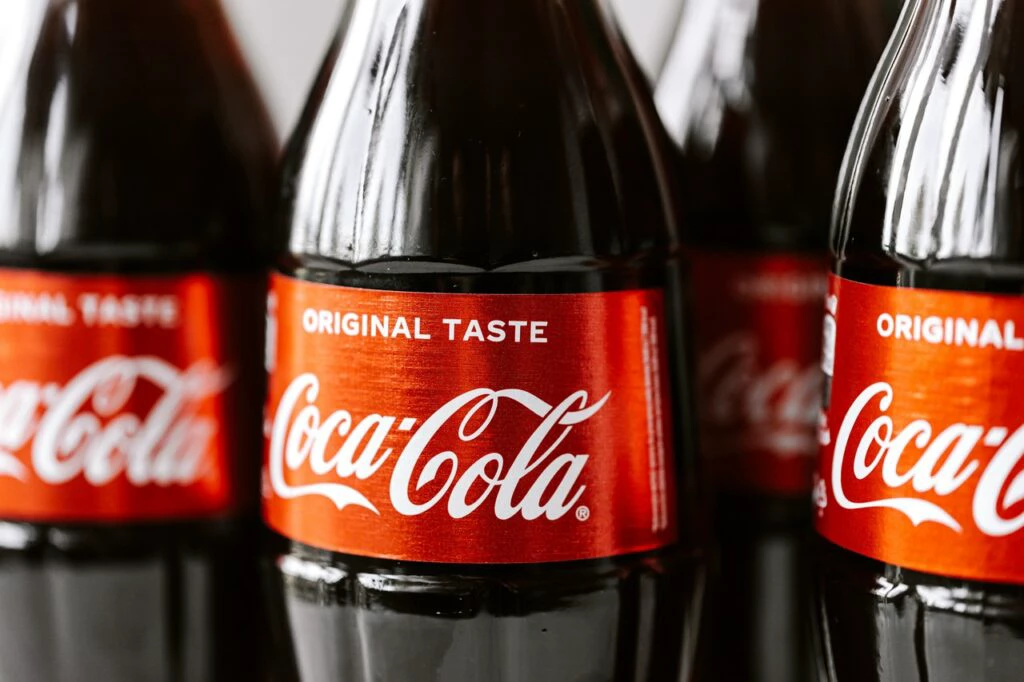 COCA-COLA REDUZ TAMANHO DAS EMBALAGENS PARA ENFRENTAR A INFLAÇÃO Estratégia busca manter consumo com preços mais acessíveis.