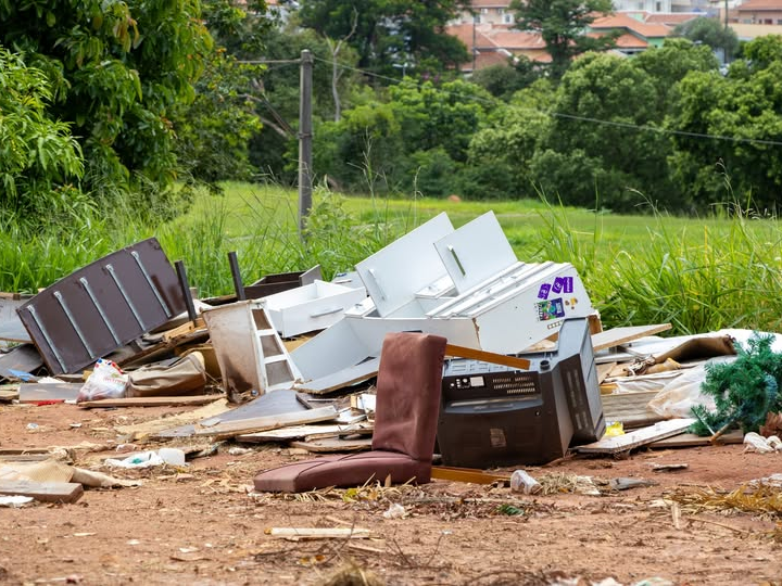 PREFEITURA INTENSIFICA FISCALIZAÇÃO E MULTA DESCARTE IRREGULAR DE LIXO E ENTULHO