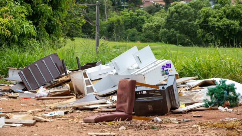 PREFEITURA INTENSIFICA FISCALIZAÇÃO E MULTA DESCARTE IRREGULAR DE LIXO E ENTULHO