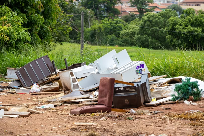PREFEITURA INTENSIFICA FISCALIZAÇÃO E MULTA DESCARTE IRREGULAR DE LIXO E ENTULHO