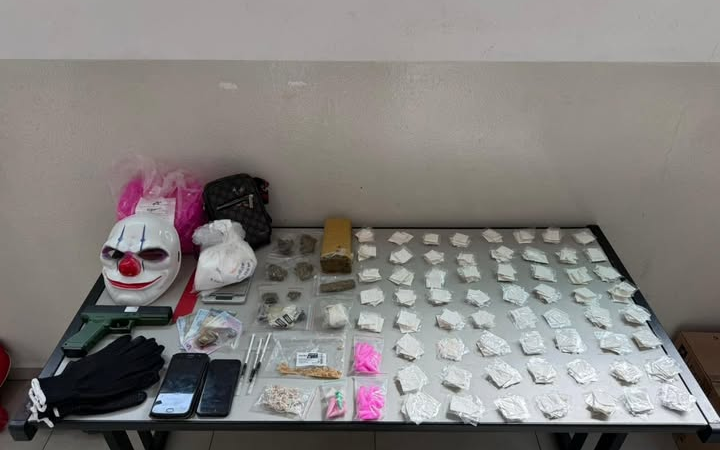 FORÇA TÁTICA DESARTICULA PONTO DE TRÁFICO E APREENDE GRANDE QUANTIDADE DE DROGAS EM BRAGANÇA PAULISTA