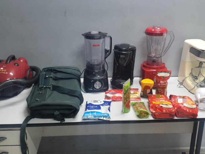POLÍCIA MILITAR APREENDE PRODUTOS FURTADOS EM MOGI MIRIM.