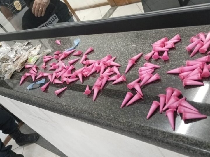 ROMU DE PEDREIRA PRENDE INDIVÍDUO COM 192 PORÇÕES DE DROGAS EM ÁREA DE TRÁFICO