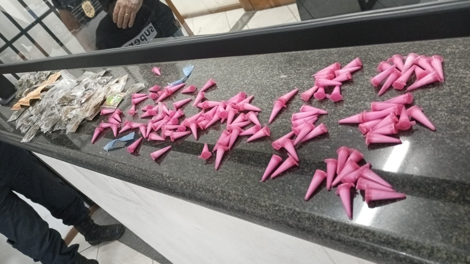 ROMU DE PEDREIRA PRENDE INDIVÍDUO COM 192 PORÇÕES DE DROGAS EM ÁREA DE TRÁFICO