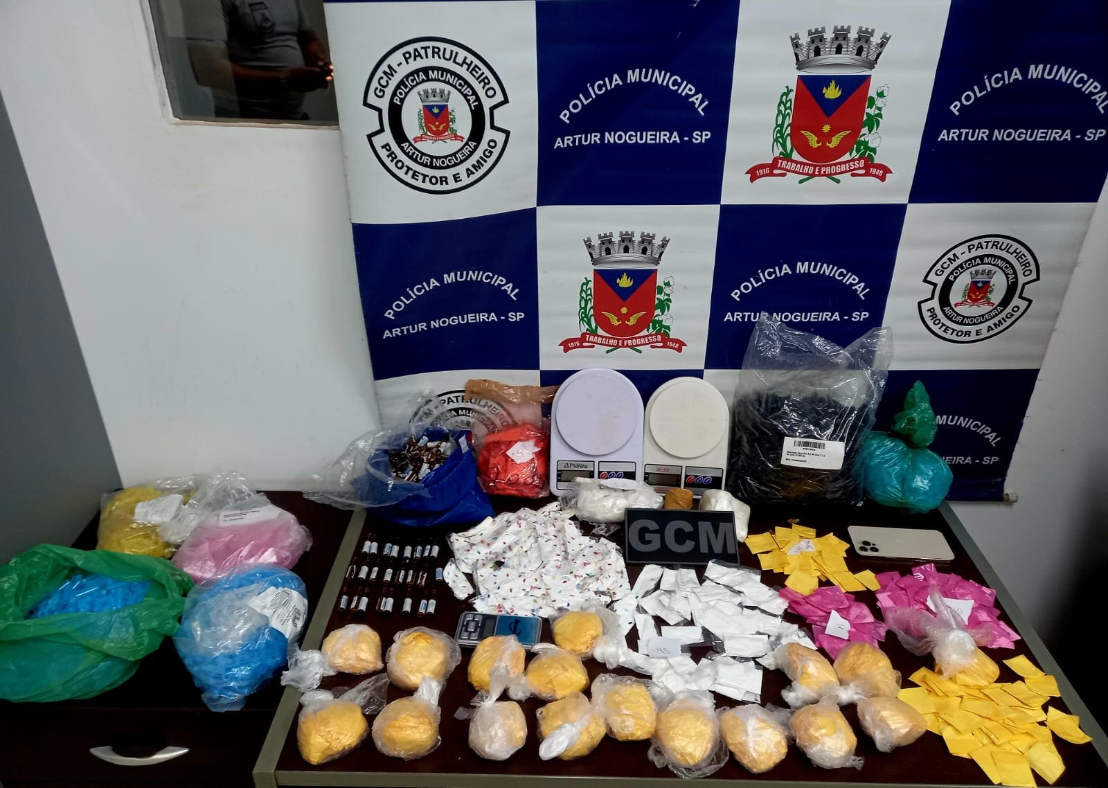 GCM DESARTICULA “CASA BOMBA” E APREENDE MAIS DE 2 KG DE DROGAS EM ARTUR NOGUEIRA