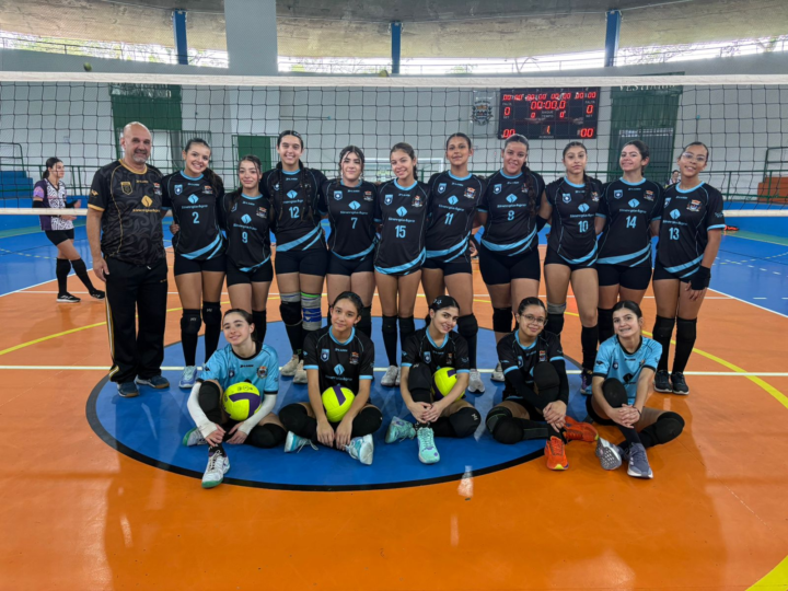 SERRA NEGRA – Serra Negra entra em quadra com o vôlei feminino sub-15 na Copa Itatiba….Em jogo realizado no Centro Esportivo Dr. Mário Pereira dos Santos (Discão), em 13 de junho, a equipe sub-15 de vôlei feminino da Prefeitura de Serra Negra venceu o time do Clube XV de Agosto de Socorro por três sets a zero pela Copa Itatiba Regional de Voleibol.AS meninas comandadas pelo técnico Fábio Fiorante chegaram aos 12 pontos, com quatro vitórias em cinco jogos, mantendo a segunda posição no grupo que tem times de Jaguariúna, Mogi-Mirim, Itapeva e Americana.