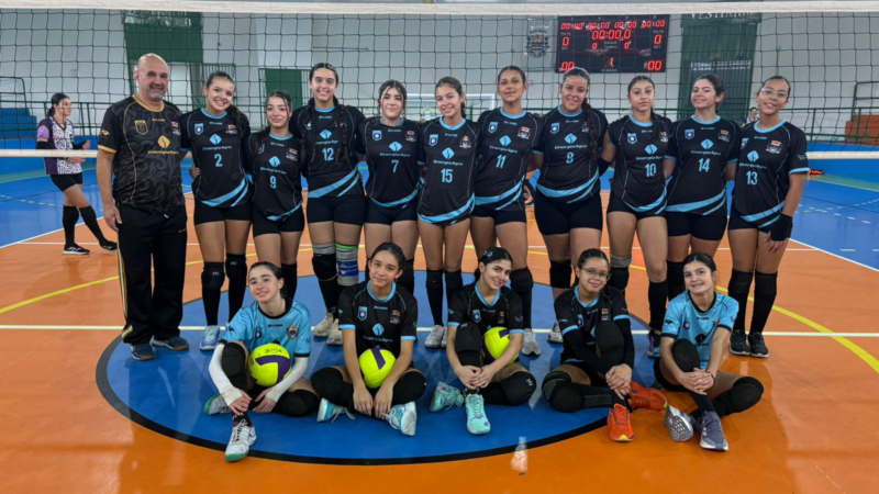 SERRA NEGRA – Serra Negra entra em quadra com o vôlei feminino sub-15 na Copa Itatiba….Em jogo realizado no Centro Esportivo Dr. Mário Pereira dos Santos (Discão), em 13 de junho, a equipe sub-15 de vôlei feminino da Prefeitura de Serra Negra venceu o time do Clube XV de Agosto de Socorro por três sets a zero pela Copa Itatiba Regional de Voleibol.AS meninas comandadas pelo técnico Fábio Fiorante chegaram aos 12 pontos, com quatro vitórias em cinco jogos, mantendo a segunda posição no grupo que tem times de Jaguariúna, Mogi-Mirim, Itapeva e Americana.