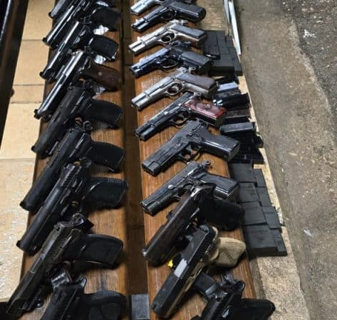 Polícia de SP apreende mais de 30 armas em fundo falso de carro em rodovia do interior de SP