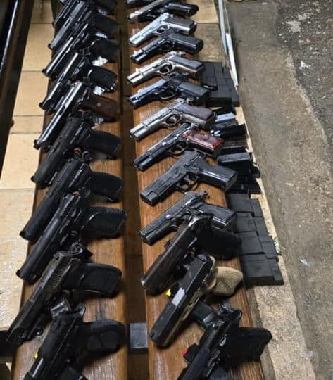 Polícia de SP apreende mais de 30 armas em fundo falso de carro em rodovia do interior de SP