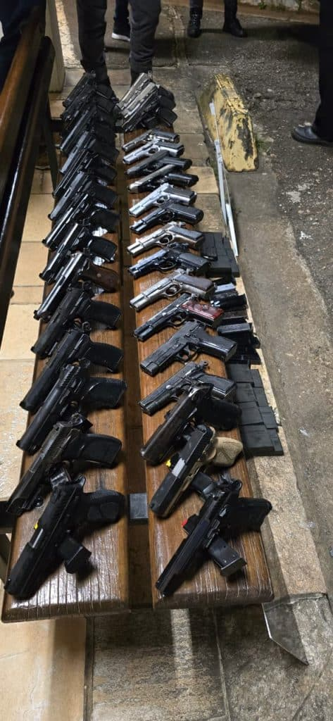 Polícia de SP apreende mais de 30 armas em fundo falso de carro em rodovia do interior de SP