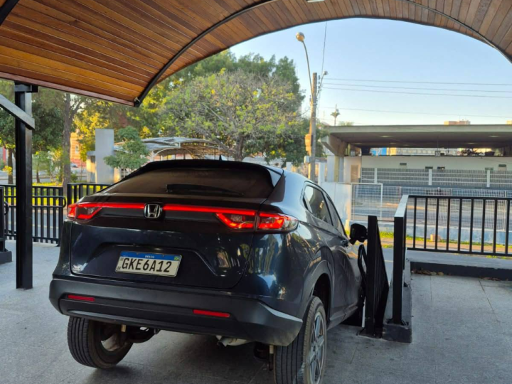 🚨 MOTORISTA SEGUE GPS E CARRO FICA PRESO EM ESCADARIA NA PONTE VECHIA EM AMPARO