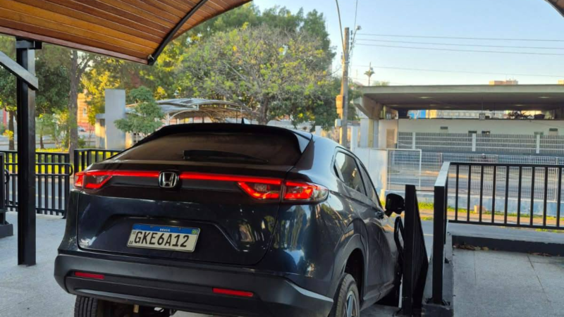 🚨 MOTORISTA SEGUE GPS E CARRO FICA PRESO EM ESCADARIA NA PONTE VECHIA EM AMPARO