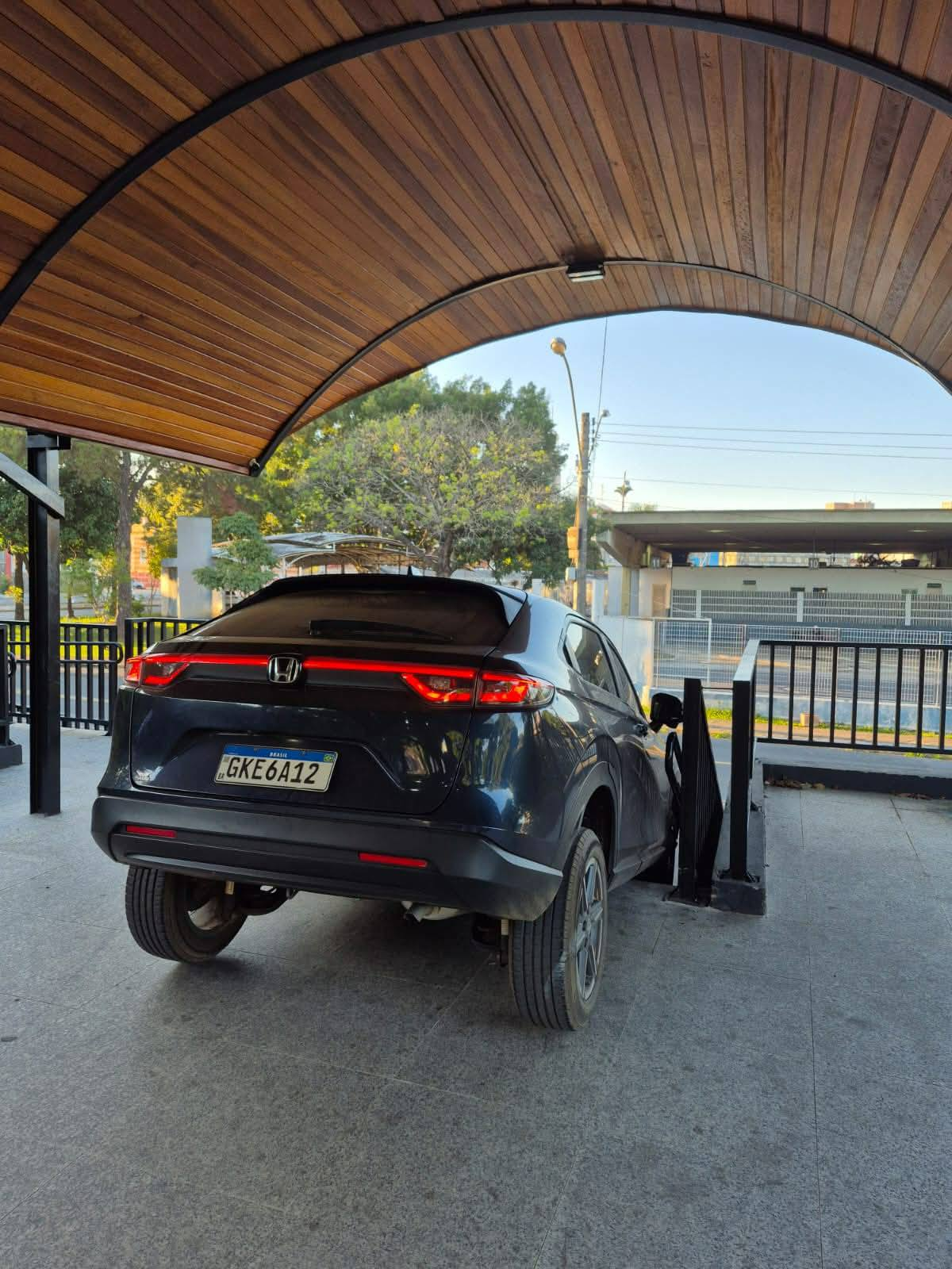 🚨 MOTORISTA SEGUE GPS E CARRO FICA PRESO EM ESCADARIA NA PONTE VECHIA EM AMPARO
