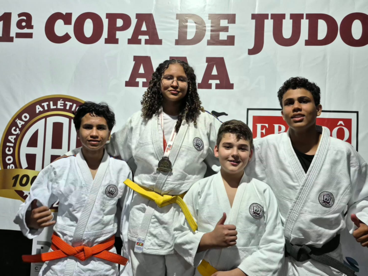 Judoca de Holambra conquista medalha de ouro em ArarasA aluna da escolinha de judô da Prefeitura de Holambra, Lorena Da Silva Oliveira, conquistou medalha de ouro na 1ª Copa Associação Atlética Ararense, realizada neste domingo, dia 7 de junho, em Araras. Competindo na categoria sub-13 super-pesado, a atleta venceu todas as lutas disputadas e garantiu o lugar mais alto do pódio no campeonato promovido em comemoração ao centenário da entidade.