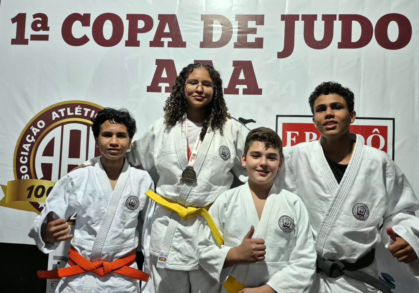 Judoca de Holambra conquista medalha de ouro em ArarasA aluna da escolinha de judô da Prefeitura de Holambra, Lorena Da Silva Oliveira, conquistou medalha de ouro na 1ª Copa Associação Atlética Ararense, realizada neste domingo, dia 7 de junho, em Araras. Competindo na categoria sub-13 super-pesado, a atleta venceu todas as lutas disputadas e garantiu o lugar mais alto do pódio no campeonato promovido em comemoração ao centenário da entidade.