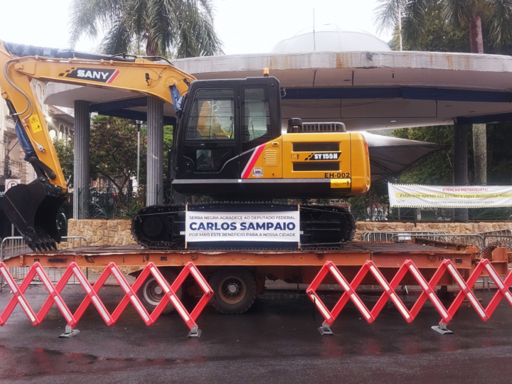 Com recursos viabilizados por Carlos Sampaio, Serra Negra recebe nova escavadeira hidráulicaA Prefeitura de Serra Negra ampliou sua frota de máquinas com a aquisição de uma escavadeira hidráulica de 14 toneladas, da marca Sany, que passa a integrar o patrimônio municipal e reforçar a execução de obras e serviços em diversas áreas.