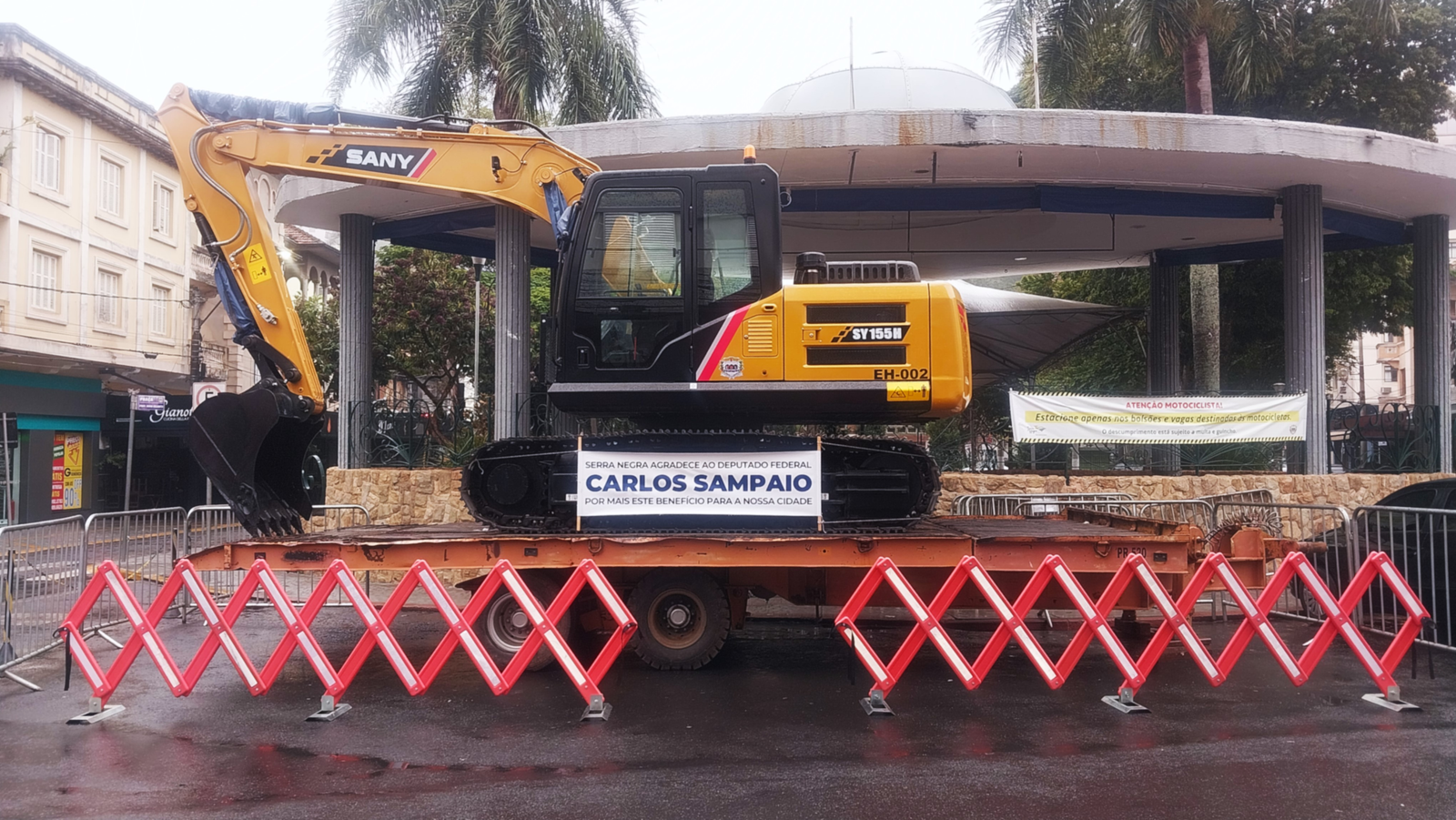 Com recursos viabilizados por Carlos Sampaio, Serra Negra recebe nova escavadeira hidráulicaA Prefeitura de Serra Negra ampliou sua frota de máquinas com a aquisição de uma escavadeira hidráulica de 14 toneladas, da marca Sany, que passa a integrar o patrimônio municipal e reforçar a execução de obras e serviços em diversas áreas.
